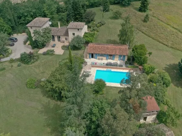 Propriété 2 maisons sur 1,4 Ha avec piscine