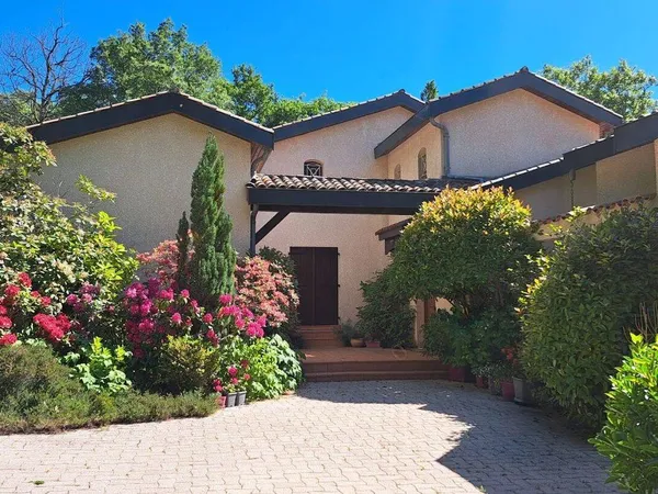 Maison 7 pièces 240 m²
