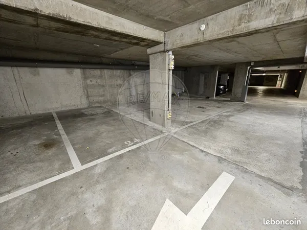 DISPONIBLE IMMEDIATEMENT - 150 m gare Mantes-la-Jolie - LIGNES J & N, RER E - Grande place de parkin