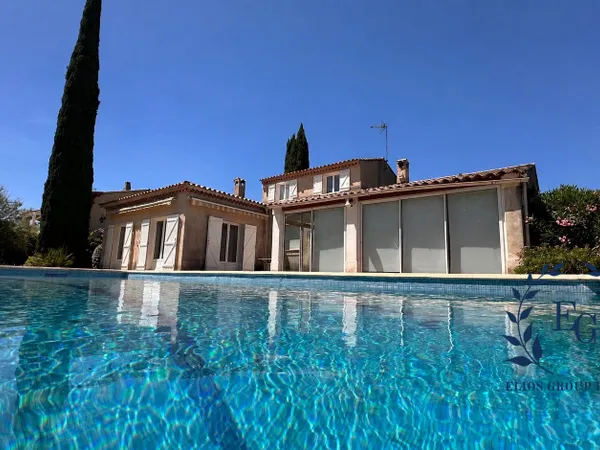 MAISON DE FAMILLE AVEC BEAUX VOLUMES