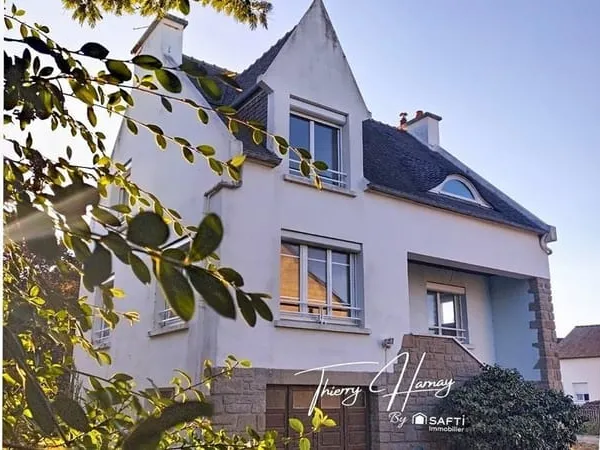 **LOCQUIREC  Élégante maison rénovée avec vue mer, à 5 minutes à pied des plages**