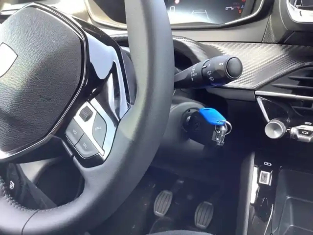 Peugeot 208 turbo 100 ch bvm6 — photo 18