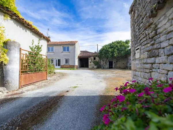 Ensemble immobilier de caractère à Brie-sous-Matha, aux portes de Cognac