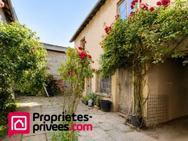 MAISON DE VILLAGE AVEC GRANGE ET TERRAIN