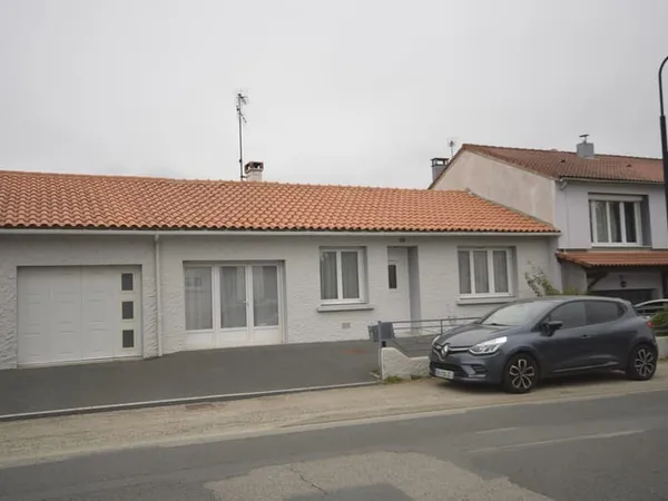 LES ESSARTS - Centre ville, pavillon T3 plain-pied avec gara
