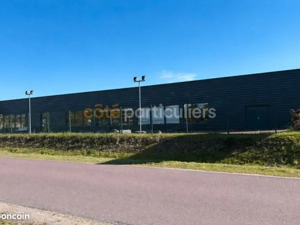 Local 1469 m² LESSAY