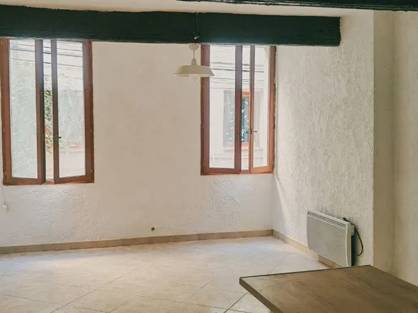 T3 1ER Étage dans maison de village à Cuers