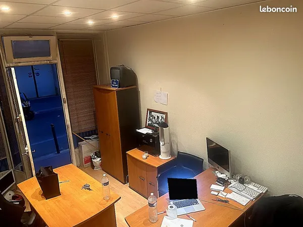 LOCAL COMMERCIAL 14m² PARIS 16e - Point d'eau - Chauffage inclus - Hauteur 3,21m - Rare