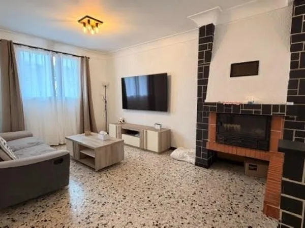BAHO - Maison familiale 5 pièces de 133 m² avec garage, panneaux solaires et cheminée