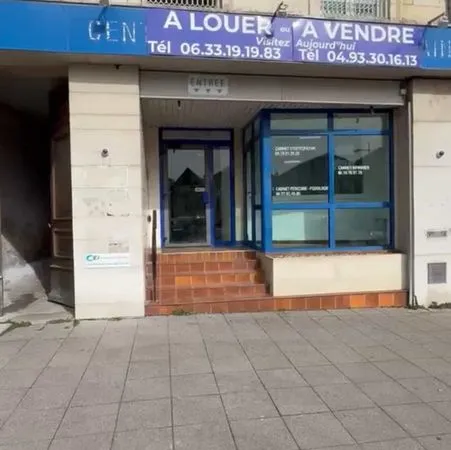 À louer - Local commercial ou bureaux PLACE DES TERREAUX 01200 Belley 225m² - 1200 euros/mois empl n