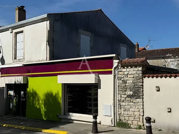 Ensemble immobilier à vendre avec bail commercial en cours