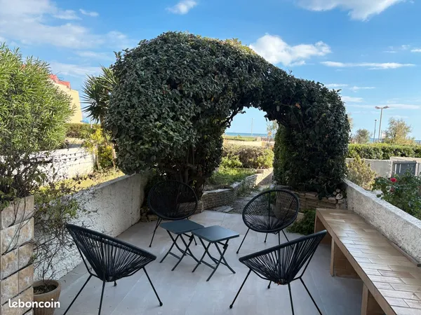 Appartement meublé moderne de 41 m² en rez-de-jardin, entièrement rénové, avec 45 m² d'espaces extér