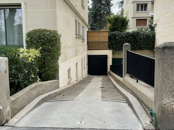 À louer - Place de parking sécurisée - Neuilly-sur-Seine