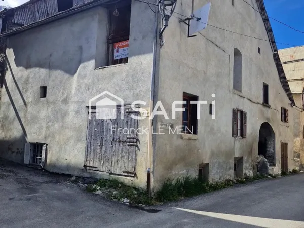 Grande maison de village à rénover