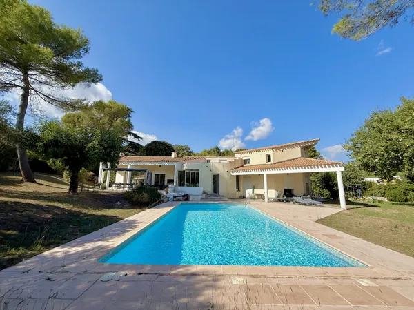 Villa de caractère de 190 m2 avec piscine et vaste jardin de