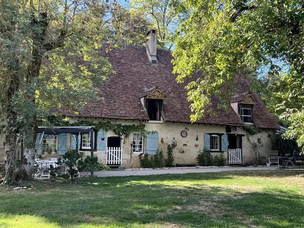 Propriété 9730 m2 : ancien moulin restauré avec garage, parc, sources, rivière