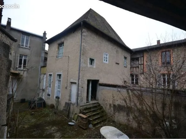 Maison de caractère avec cour fermée et grange - centre-bourg de Châteldon
