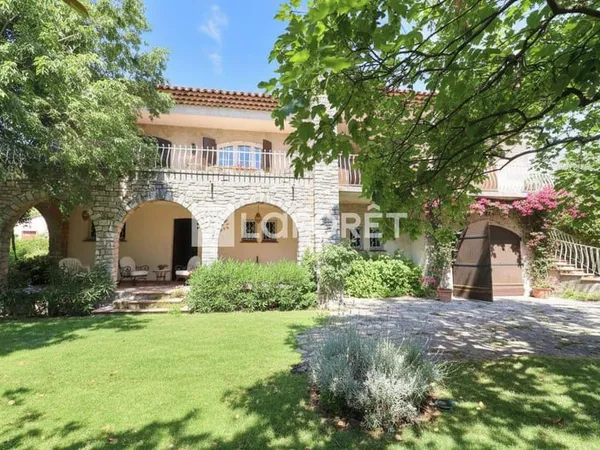 Maison 12 pièces 370 m²