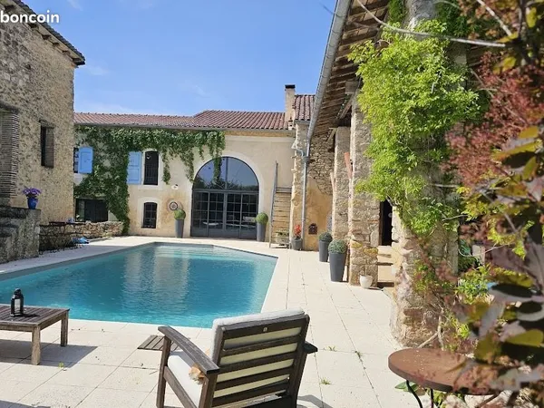 🌿 🌿 Ferme rénovée : 8 chambres, piscine, pigeonnier aménagé et 1 hectare de nature à 45 min de Toulo