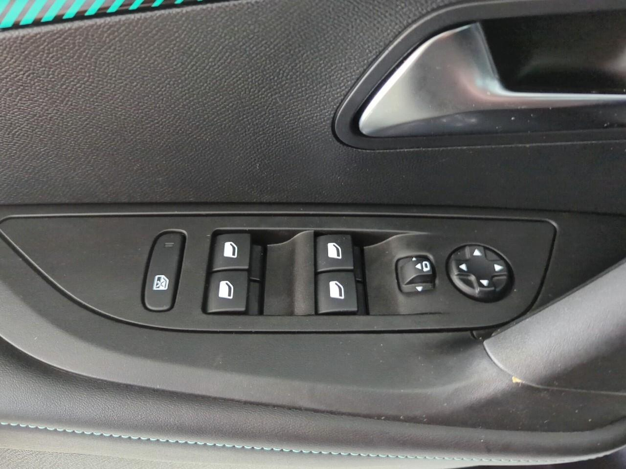 Peugeot 2008 puretech 130 s&s eat8 allure pack — photo 27