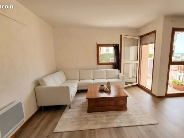 Appartement T2 rénové avec grande terrasse