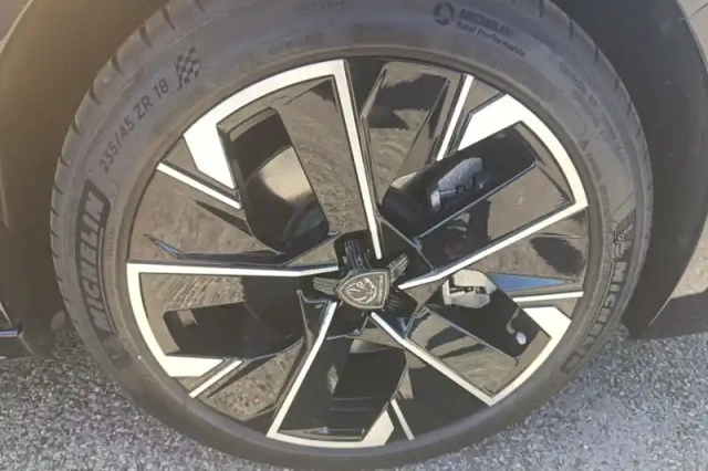Peugeot 508 hybrid 225 e-eat8 — photo 15
