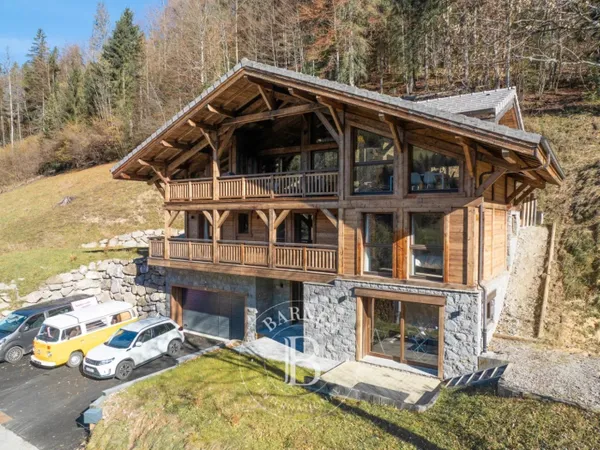 MORZINE - Chalet 5 chambres de 268 m² - Vues Dégagées - Situé Au