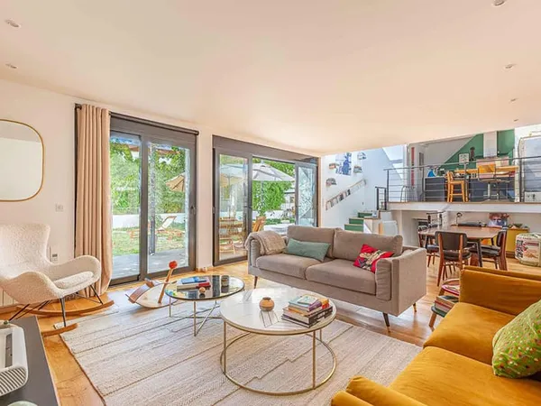 Maison d'architecte aux accents japonisants avec jardin et garage