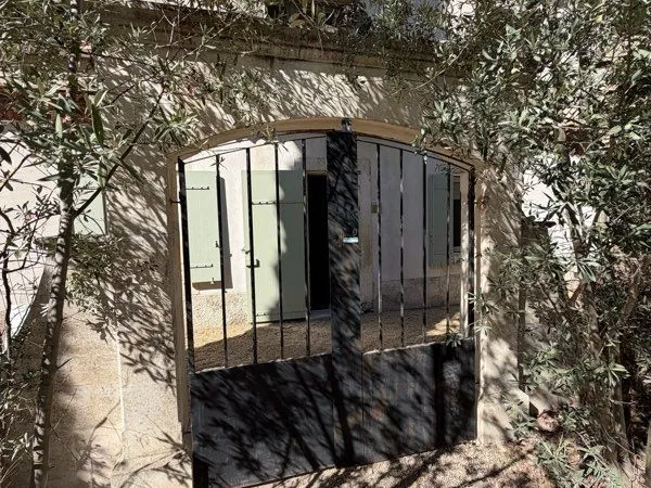 Appartement 55 m² entièrement rénové avec cour privative et parking