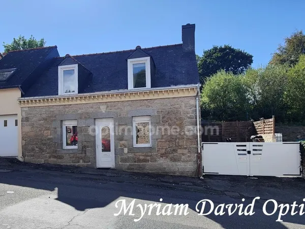 Maison sans travaux avec jardin, terrasse et garage à Rostrenen