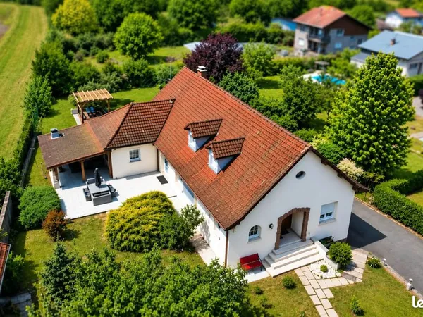 Maison familiale 221m2 avec piscine et terrain de 2000m2 à charmes