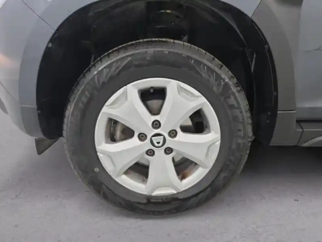 Dacia Duster 1.0 tce 100ch confort 4x2 suréquipé — photo 37