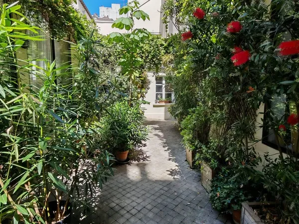 Ancien atelier d'artiste dans la verdure