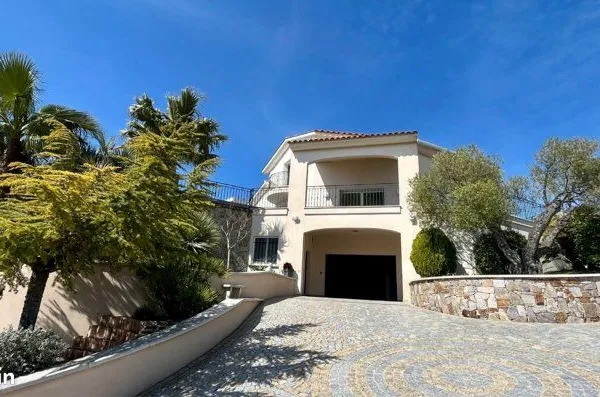 Villa d'exception de 200 m² avec vue mer panoramique - saint-aygulf