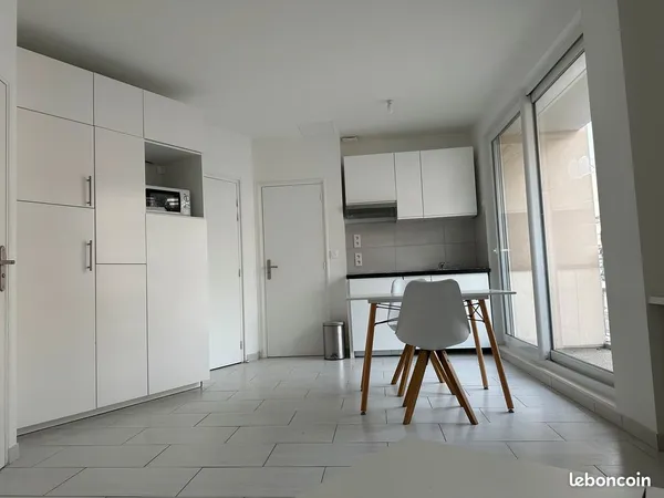 Location meublée studio 25 m² Meudon (92190) 990