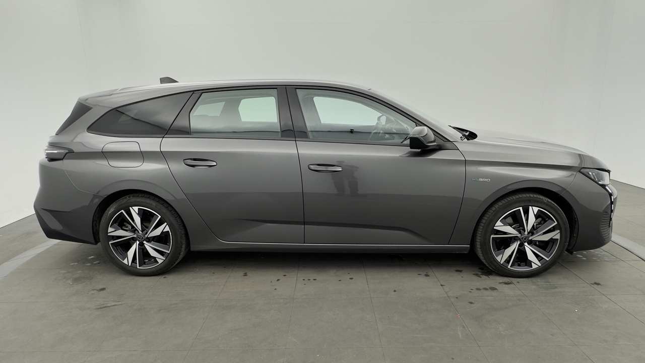 Peugeot 308 SW PHEV 180 e-EAT8 — photo 6