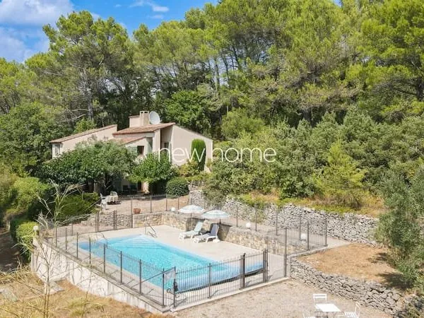 Charmante maison avec piscine et vue dégagée