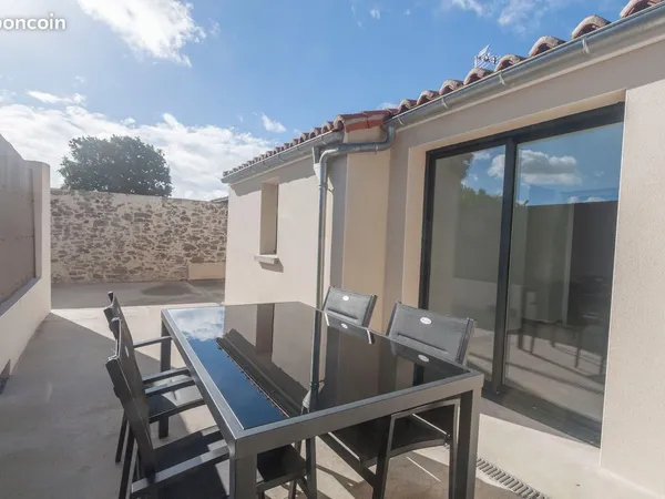 Couffé - Maison en pierres + terrasse + garage