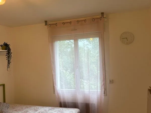 Grande chambre de 14 m2 avec salle de bain intégrée dans une maison avec jardin