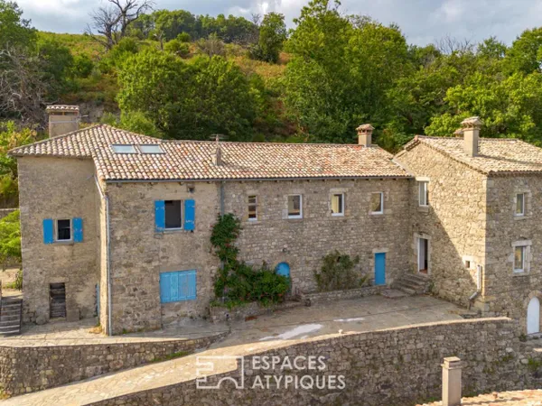Demeure de hameau atypique - vieilles pierres et beaux volumes - belle vue - 1,5 hectares de terres.