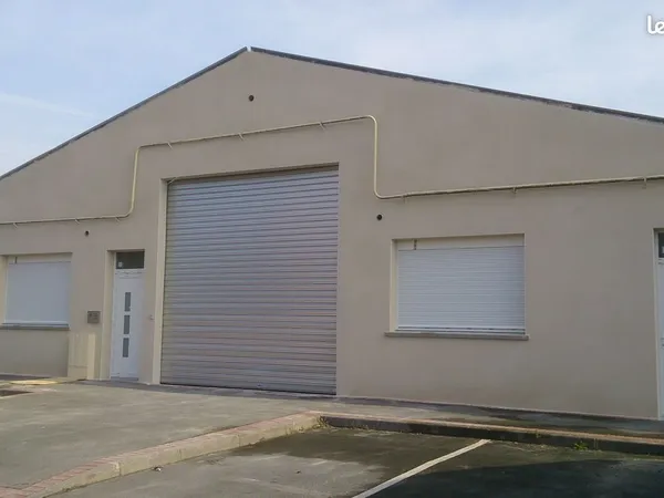 Ensemble immobilier, entrepôt et bureaux, 700m2