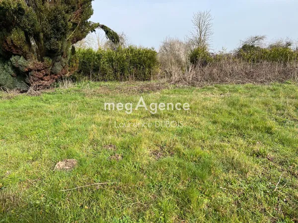 Terrain à bâtir borné de 919 m2 avec une façade de 25 m, situé dans un village où il fait bon vivre.