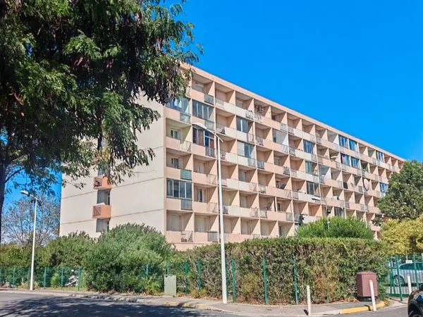 Studio moderne avec balcon et parking, libre de suite