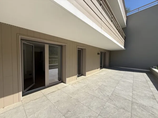 Appartement T3 avec grande terrasse et stationnement