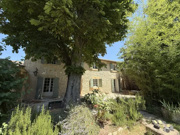 AIX EN PROVENCE : 5 mn du centre ville , 2 charmantes maisons en pierre .