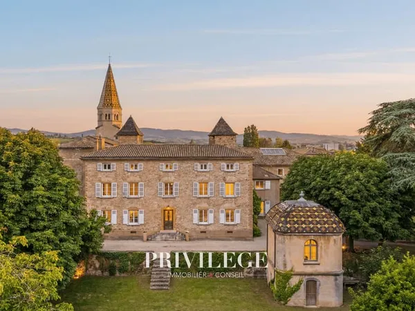 PROPRIÉTÉ D'EXCEPTION DU XIII SIÈCLE AUX PORTES DE LYON