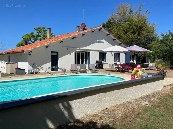 Charmante maison de plain-pied de quatre chambres avec piscine
