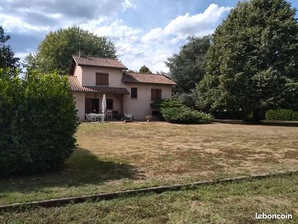 Maison traditionnelle sur grand terrain arboré