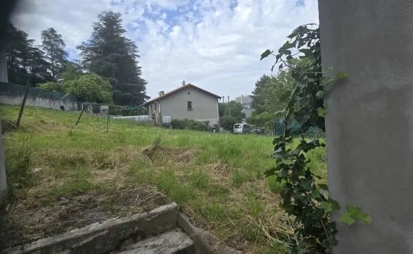 FIRMINY terrain constructible de 600 M2
