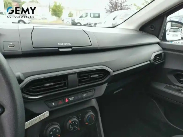 Dacia Sandero sce 65 — photo 15